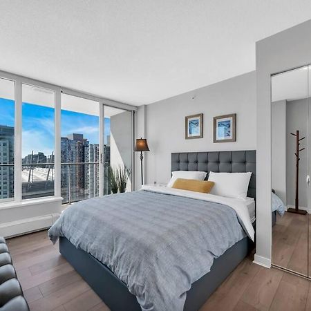 Spacious Dt 2-Bdr High-Rise With View, Pool, Gym バンクーバー エクステリア 写真