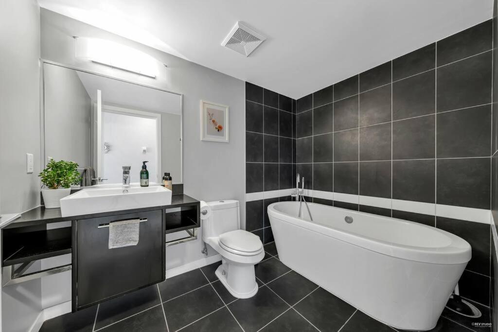 Spacious Dt 2-Bdr High-Rise With View, Pool, Gym バンクーバー エクステリア 写真