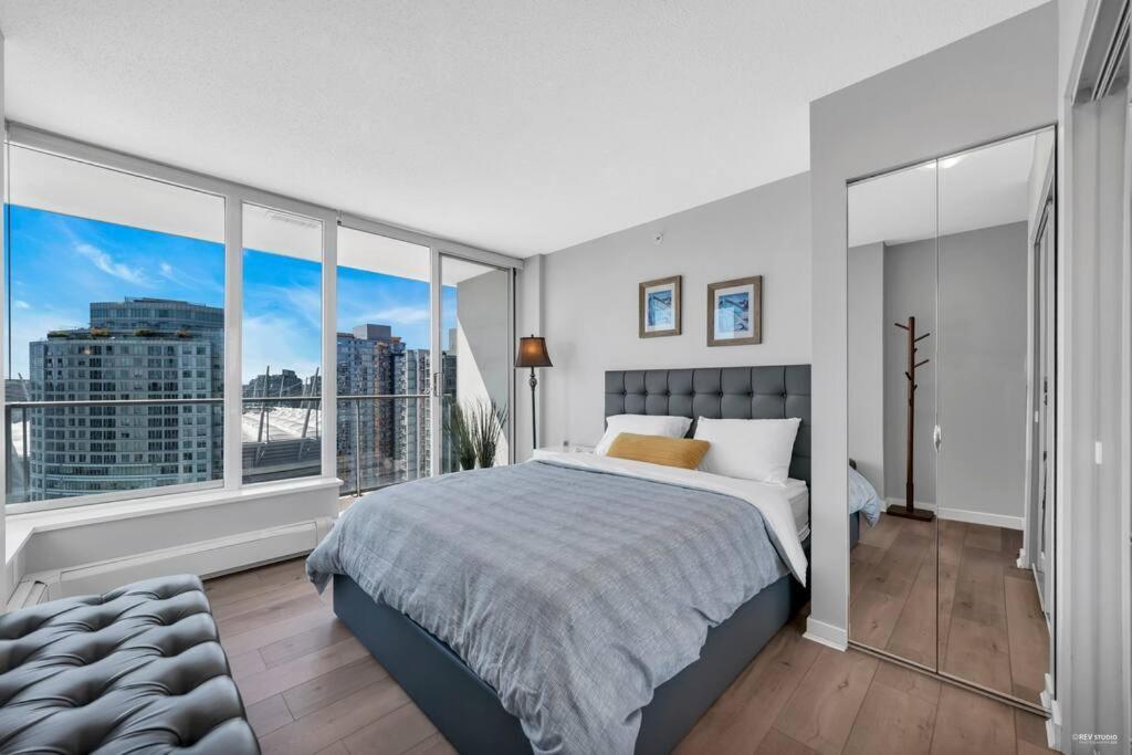 Spacious Dt 2-Bdr High-Rise With View, Pool, Gym バンクーバー エクステリア 写真