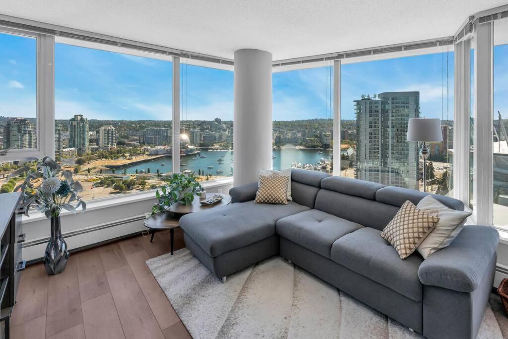 Spacious Dt 2-Bdr High-Rise With View, Pool, Gym バンクーバー エクステリア 写真