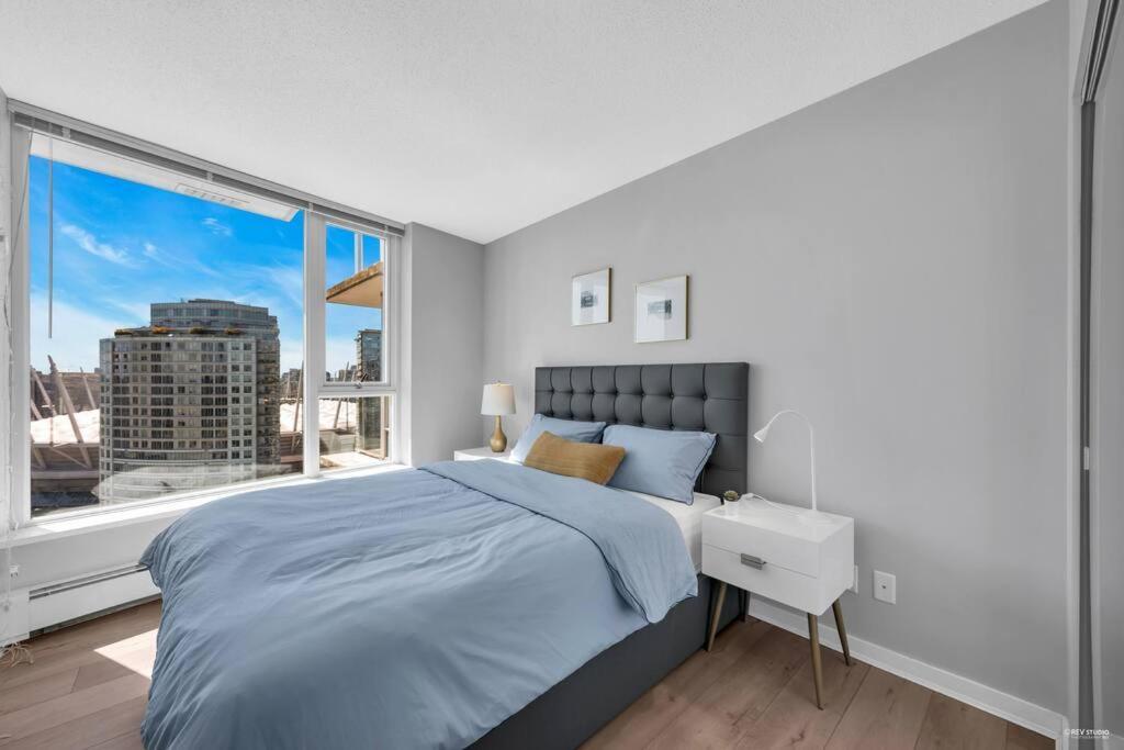 Spacious Dt 2-Bdr High-Rise With View, Pool, Gym バンクーバー エクステリア 写真