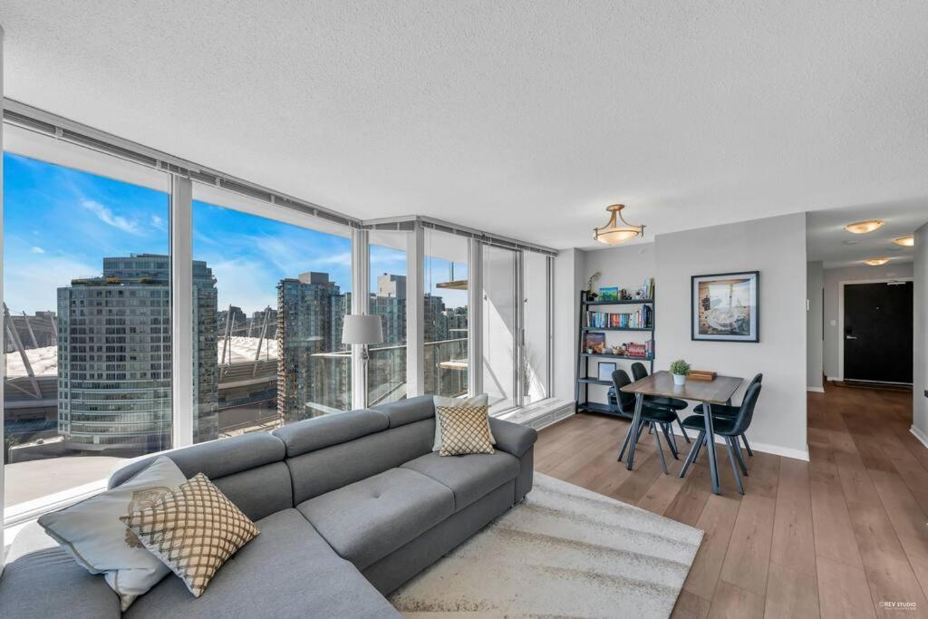 Spacious Dt 2-Bdr High-Rise With View, Pool, Gym バンクーバー エクステリア 写真