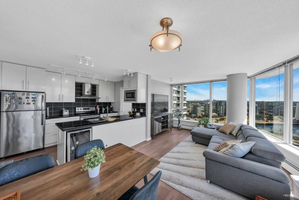 Spacious Dt 2-Bdr High-Rise With View, Pool, Gym バンクーバー エクステリア 写真