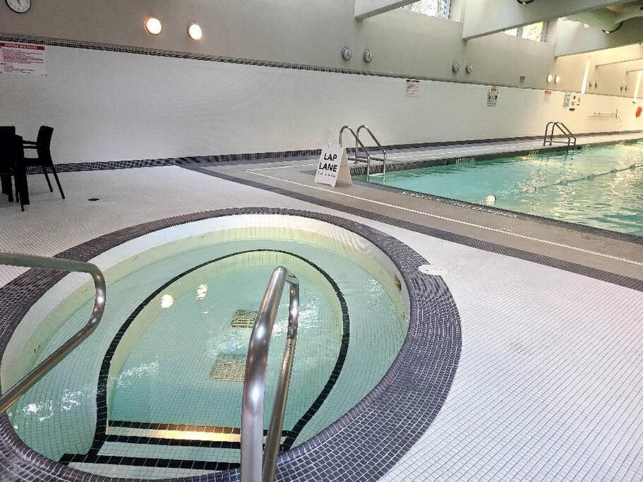 Spacious Dt 2-Bdr High-Rise With View, Pool, Gym バンクーバー エクステリア 写真