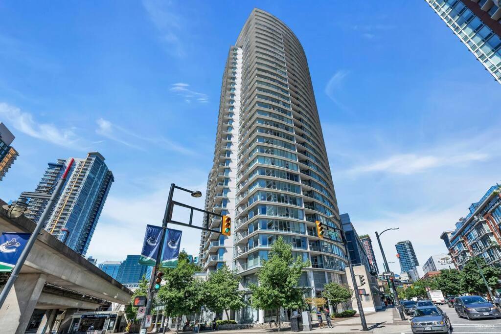 Spacious Dt 2-Bdr High-Rise With View, Pool, Gym バンクーバー エクステリア 写真