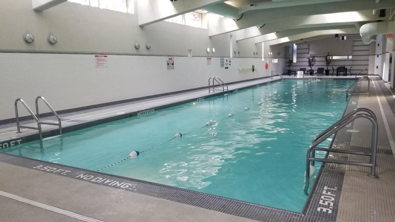 Spacious Dt 2-Bdr High-Rise With View, Pool, Gym バンクーバー エクステリア 写真